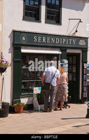 Les vacanciers à la recherche d'acheter des cartes postales dans une boutique de cadeaux et cartes de magasin dans la ville côtière de Southwold Suffolk Uk Banque D'Images