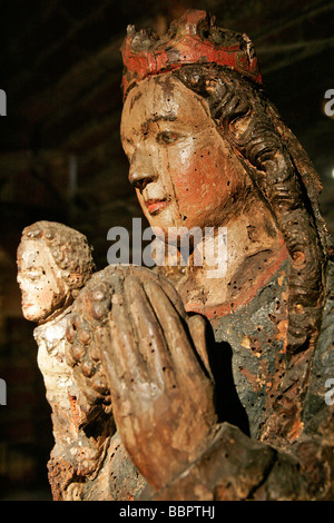 Vierge à l'enfant, 14ème siècle, en bois polychrome, MARCEL DUPUY, MUSÉE DES ARTS DÉCORATIFS, TOULOUSE, HAUTE-GARONNE (31), FRANCE Banque D'Images