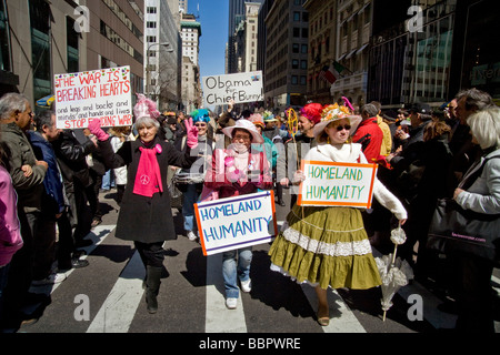 Barak Obama politique partisans et signes tels qu'ils anti-guerre en mars l'Easter Parade sur la Fifth Avenue New York City Banque D'Images