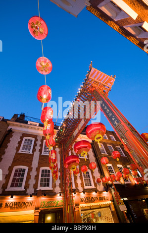 Chinatown de Londres dans la soirée, décorées avec des lanternes rouges, UK Banque D'Images