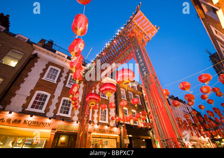 Chinatown de Londres dans la soirée, décorées avec des lanternes rouges, UK Banque D'Images