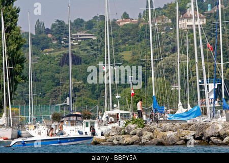 Baignade et détente SUR LA PLAGE DU Bains des Pâquis À GENÈVE, SUR LE LAC DE GENÈVE, SUISSE Banque D'Images