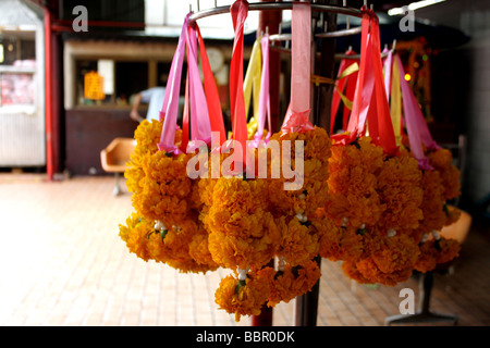 Guirlande Fleurs traditionnel thaï in Chinese Temple , Bangkok Thaïlande Banque D'Images