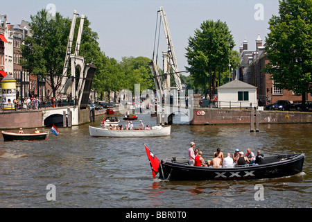 Bateau avec un drapeau avec trois croix, EMBLÈME DE LA VILLE D'AMSTERDAM, Keizersgracht, Pays-Bas, HOLLAND Banque D'Images