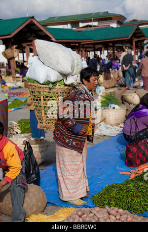 Les commerçants du marché au marché de légumes et fruits de Paro, Bhoutan, Asie Banque D'Images