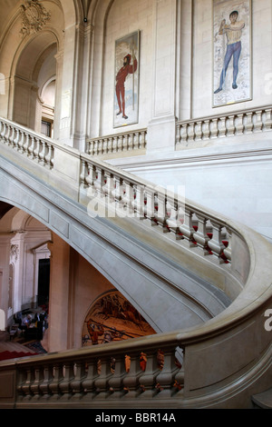 Escalier principal, MUSÉE D'ART ET D'HISTOIRE, GENÈVE, SUISSE Banque D'Images