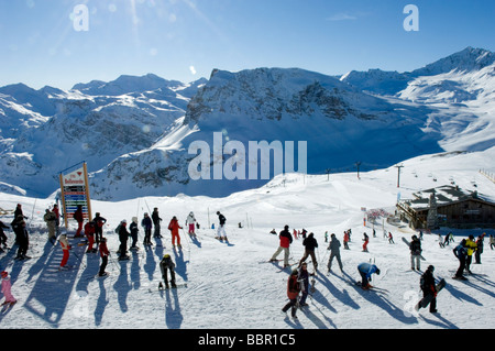 Skieurs et planchistes sur Resort Banque D'Images