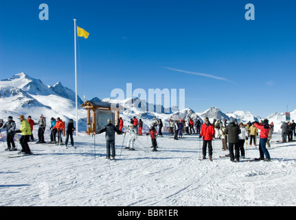 Skieurs et planchistes sur Resort Banque D'Images