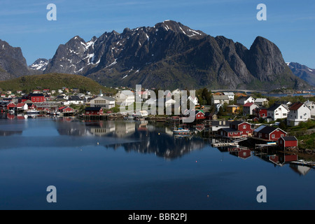 Vue DU VILLAGE DE REINE, LA REINE FJORD, FLAKSTADOY, île de l'archipel des Lofoten, NORVÈGE Banque D'Images