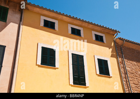 Une maison colorée dans la vieille ville d'Alcudia, Majorque, Espagne Banque D'Images