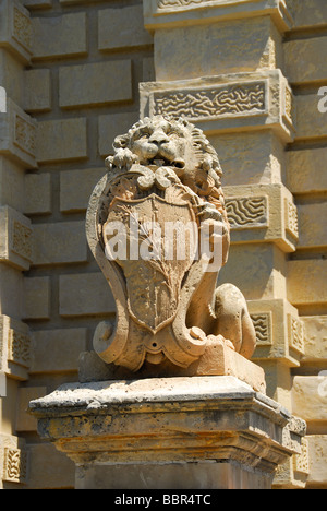 Malte. Statue de lion par la porte principale en Mdina. Banque D'Images