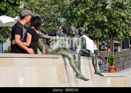 COUPLE SUR LES RIVES DE LA Spree et de sculptures, l'île aux musées, BERLIN, ALLEMAGNE Banque D'Images