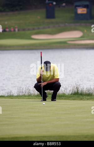 Un golfeur professionnel médite avant de prendre une photo. Stewart Cink sur le 17ème trou de la ronde finale du Championnat Travelers Banque D'Images