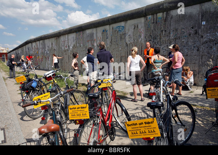 BERLIN EN VÉLO, DES VISITES GUIDÉES DE LA VILLE, DANS LES TRACES DU MUR, MÉMORIAL DU MUR DE BERLIN, Bernauer Strasse, BERLIN, ALLEMAGNE Banque D'Images