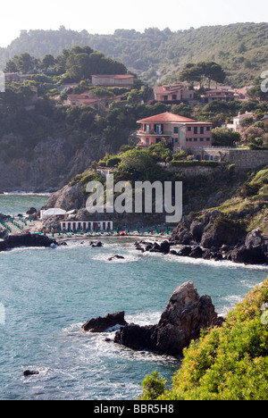 Le promontoire rocheux de Talamone, à la limite sud de la Parco Regionale della Maremma Argentario et en face Banque D'Images