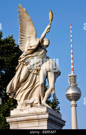 SCHLOSSBRUCKE STATUE, PONT DU CHÂTEAU ET LA TOUR DE TÉLÉVISION, Fernsehturm, BERLIN, ALLEMAGNE Banque D'Images