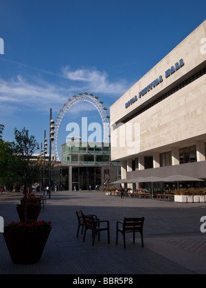 Royal Festival Hall et le London Eye London South Bank UK Banque D'Images