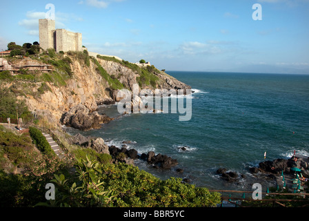 Le promontoire rocheux de Talamone, à la limite sud de la Parco Regionale della Maremma Argentario et en face Banque D'Images