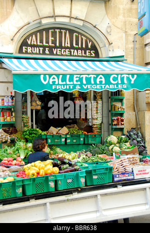 Malte. Un magasin de fruits et légumes sur la rue de la République à La Valette. L'année 2009. Banque D'Images