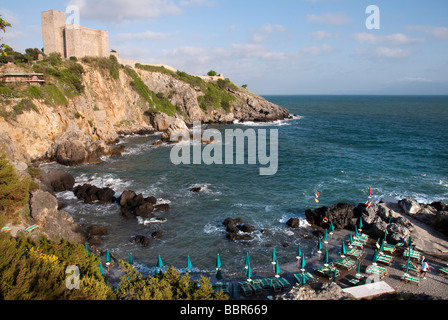 Le promontoire rocheux de Talamone, à la limite sud de la Parco Regionale della Maremma Argentario et en face Banque D'Images