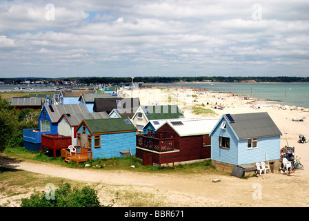 Cabines de plage le long de la plage de sable à Hengistbury Head Dorset Banque D'Images