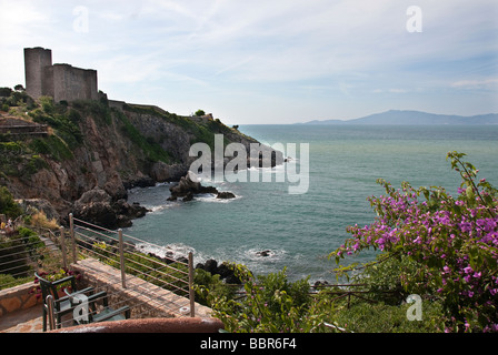 Le promontoire rocheux de Talamone, à la limite sud de la Parco Regionale della Maremma Argentario et en face Banque D'Images