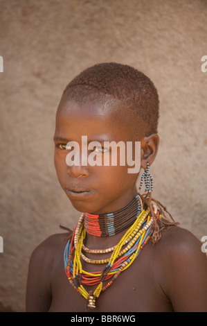 Jeune fille en costume traditionnel au marché de turmi Hamar, le sud de l'Éthiopie, l'Afrique Banque D'Images