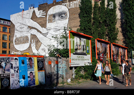 Graffitis SUR LES MURS DANS LE QUARTIER KREUZBERG FRIEDRICHSHAIN BERLIN ALLEMAGNE Banque D'Images