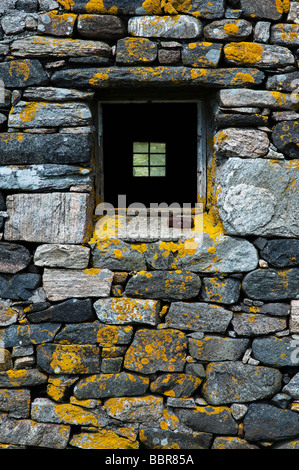 Fenêtre en pierre ancienne grange, North Uist, Hébrides extérieures, en Écosse Banque D'Images