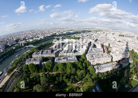 Bird's Eye View de la ville de paris en France et la seine comme photographié depuis la tour eiffel deuxième niveau Banque D'Images