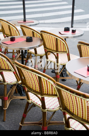 Café en plein air générique typique paris france avec des tables et des chaises sur le trottoir Banque D'Images