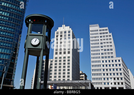 Réplique D'UN FEU DE CIRCULATION À PARTIR DE 1925, l'UN DES TOUT PREMIERS EN EUROPE, Potsdamer Platz, Berlin, Allemagne Banque D'Images