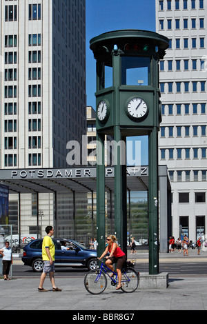 Réplique D'UN FEU DE CIRCULATION À PARTIR DE 1925, l'UN DES TOUT PREMIERS EN EUROPE, Potsdamer Platz, Berlin, Allemagne Banque D'Images