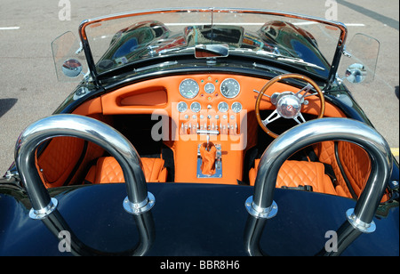 L'intérieur et un tableau de bord de pilotage d'une AC Cobra Banque D'Images