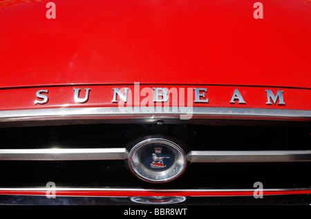 Un rayon d'un insigne et motif sur un bonnet rouge Banque D'Images