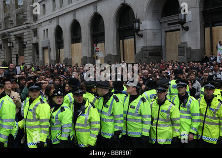 La queue de la police d'arrêter les manifestants lors du G20 à Londres manifestations. Ils empêchent les manifestants de quitter la manifestation Banque D'Images