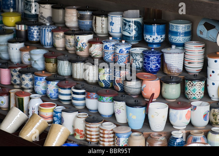 Une collection de tasses à thé avec couvercle sur l'affichage à une vitrine Banque D'Images