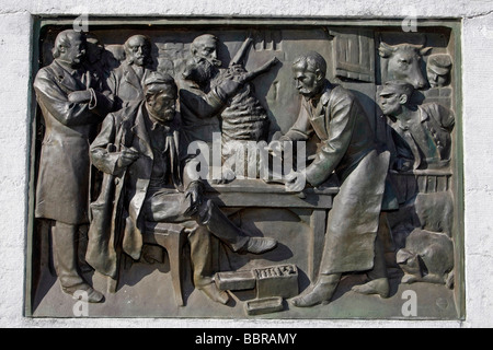 SCULPTURE DE LOUIS PASTEUR AU TRAVAIL (LE TRAITEMENT D'un mouton), PLACE PHILIPPE LEBON, LILLE, NORD (59), FRANCE Banque D'Images