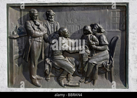 SCULPTURE DE LOUIS PASTEUR AU TRAVAIL (LE TRAITEMENT D'un mouton), PLACE PHILIPPE LEBON, LILLE, NORD (59), FRANCE Banque D'Images