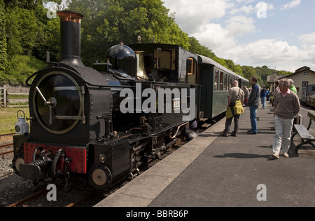 Les touristes à bord du 'Comte' narrow gauge steam engine carrosses à Welshpool station sur Llanfair Light Railway attraction Banque D'Images