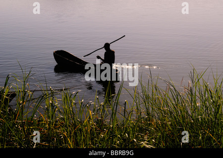 Bateau de pêcheur dans le lac Malawi aussi connu comme le lac Nyasa en Tanzanie et le lac Niassa au Mozambique. Afrique du Sud Banque D'Images