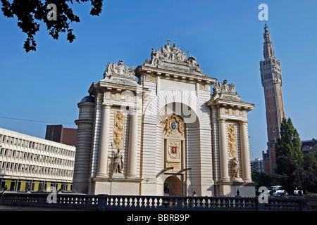 PORTE DE PORTE DE PARIS ET L'hôtel de ville, beffroi PLACE SIMON VOLLANT, LILLE, NORD (59), FRANCE Banque D'Images