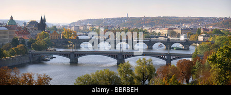 Le pont Charles et d'autres ponts sur la rivière Vltava Banque D'Images