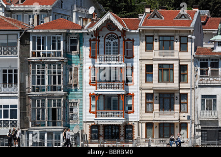 Rangée de maisons en Ottoman du xixe siècle, Bebek suburb, Bosphore, Istanbul, Turquie Banque D'Images