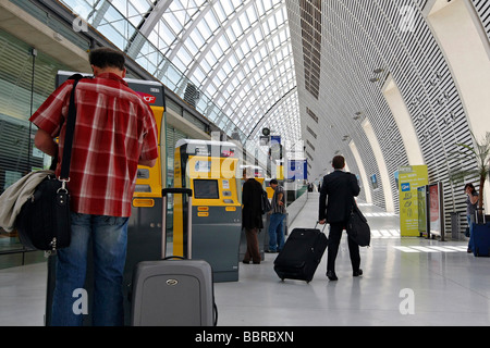 Dans le hall de LA GARE AVIGNON TGV, AVEC LES PASSAGERS ET LES DISTRIBUTEURS DE BILLETS AUTOMATIQUES, connexion Wi-Fi au réseau local d'accès MESSAGES, FRANCE Banque D'Images