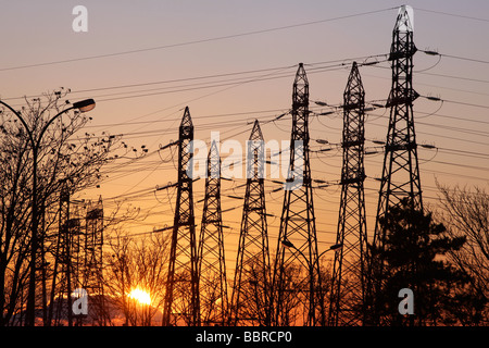 Pylônes POUR LIGNES À HAUTE TENSION EN PROVENANCE DE LA CENTRALE NUCLÉAIRE D'EDF dans le Bugey, Ain (01), FRANCE Banque D'Images