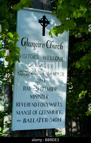 Panneau de bienvenue à l'entrée de l'église paroissiale de Glengairn, les Highlands écossais. Banque D'Images