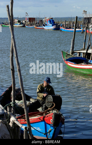 Bateau de pêche au LES QUAIS DU PORT DE PALAFITICO SUR LE RIO SADO, Alentejo, Portugal Banque D'Images