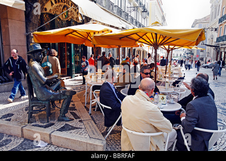 RUA GARRETT, TROTTOIR CAFÉ BRASILEIRA ET STATUE DE FERNANDO PESSOA, quartier du Chiado, le Portugal, l'EUROPE Banque D'Images