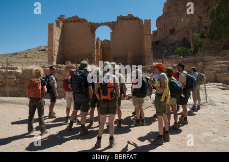 Groupe de touristes européens à côté de Qasr al-Bint, le temple d'Dushares dans l'ancienne ville nabatéenne de Pétra en Jordanie Banque D'Images